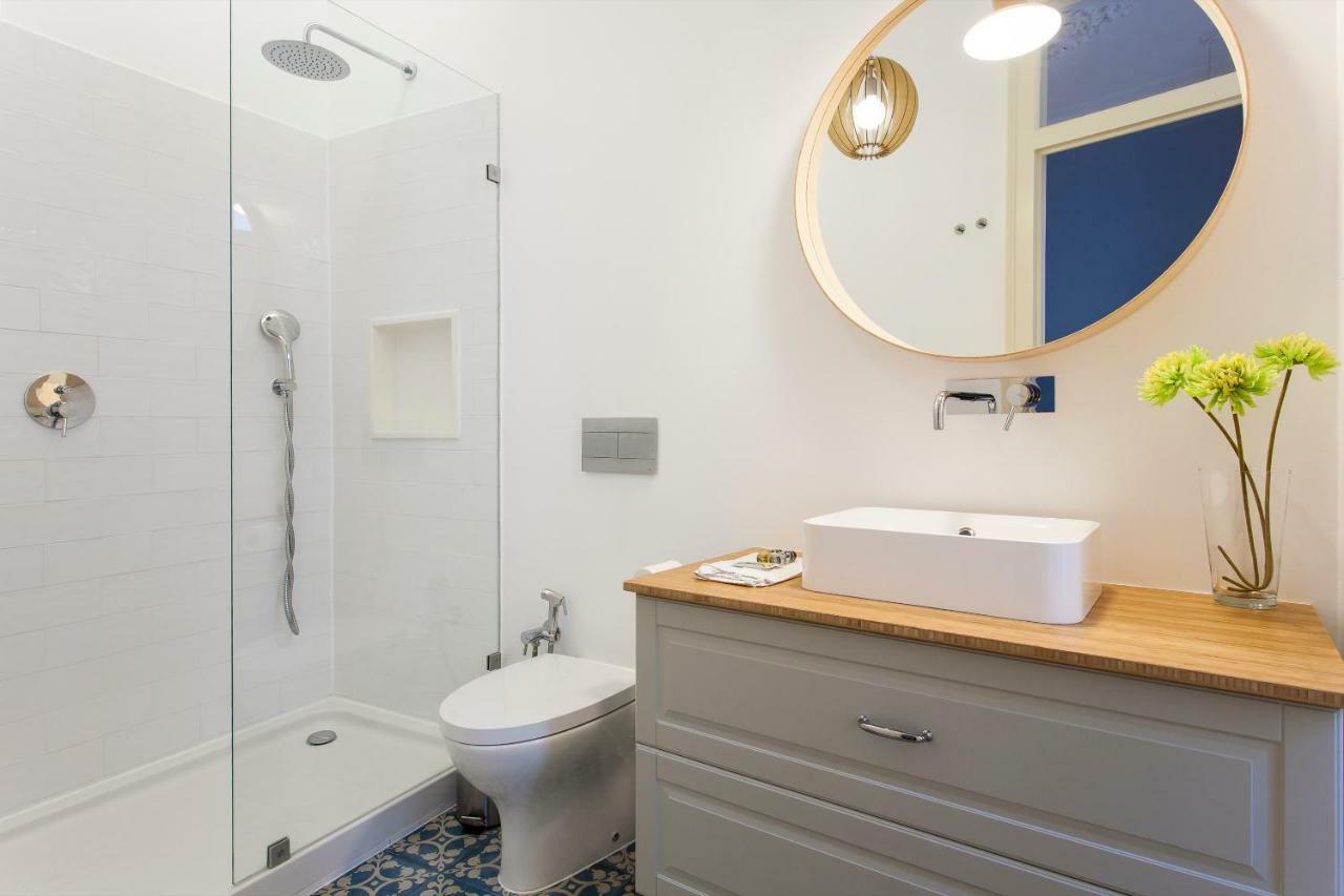 Bairro Alto 3 Bedroom Patio Flat! Lisbon Luaran gambar